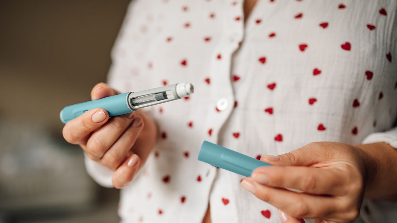 Person holding a GLP-1 pen